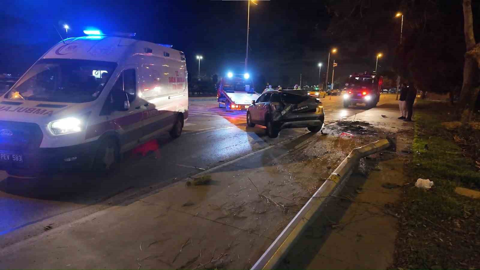 Kadıköy’de virajı alamayan sürücü, takla atıp elektrik direğini devirdi