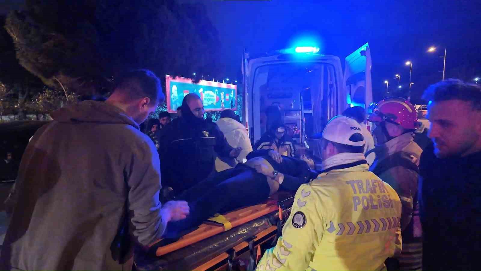 Kadıköy’de virajı alamayan sürücü, takla atıp elektrik direğini devirdi