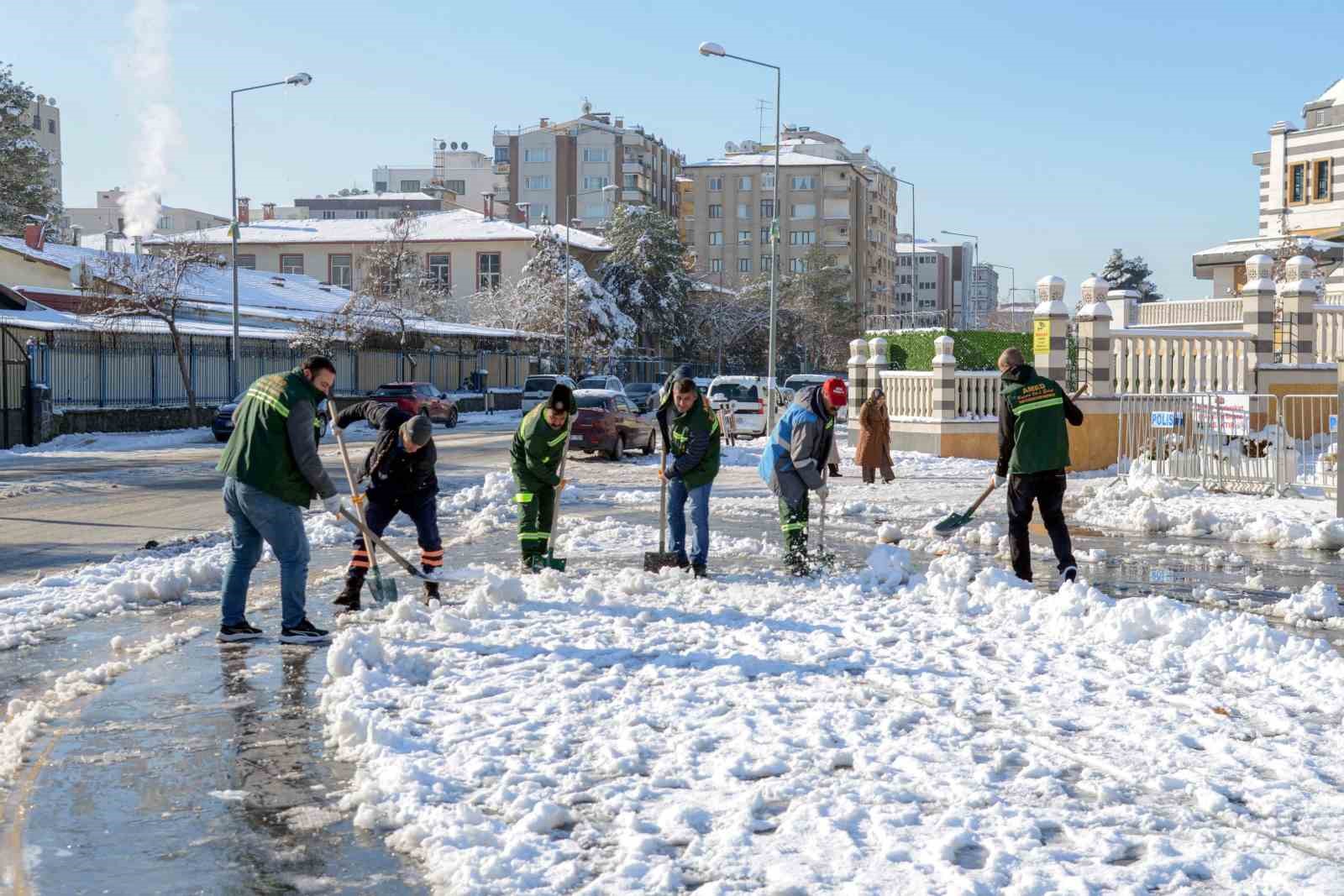 Kar ve buzlanmaya karşı kaldırım temizliği Kar ve buzlanmaya karşı kaldırım temizliği