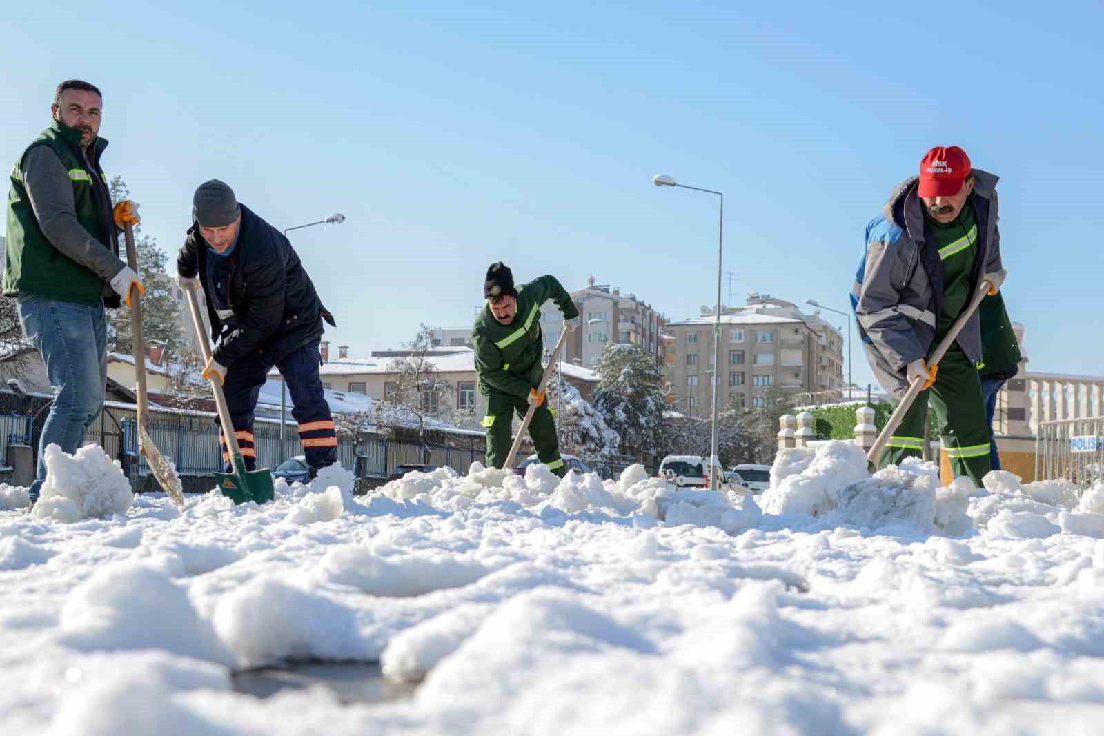 Kar ve buzlanmaya karşı kaldırım temizliği Kar ve buzlanmaya karşı kaldırım temizliği