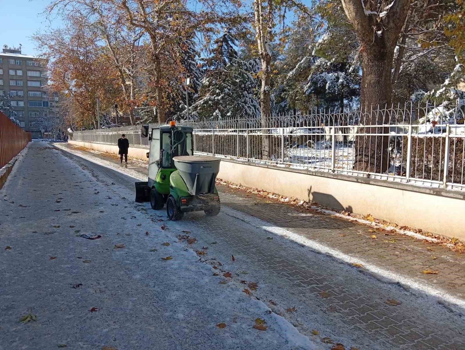 Kar ve buzlanmaya karşı kaldırım temizliği Kar ve buzlanmaya karşı kaldırım temizliği