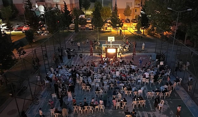 “Karagöz'ün Salıncağı" İlk Gösteriminde Çocuklar Ve Aileler Buluştu