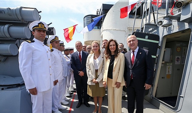 “Karşıyaka Gemisi"nde Zafer Bayramı coşkusu!