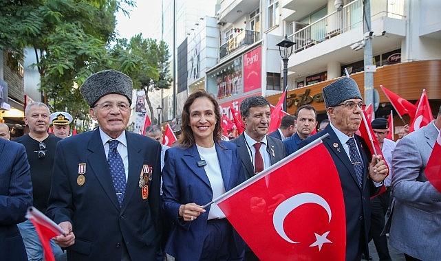 Karşıyaka'da gazilere saygı yürüyüşü