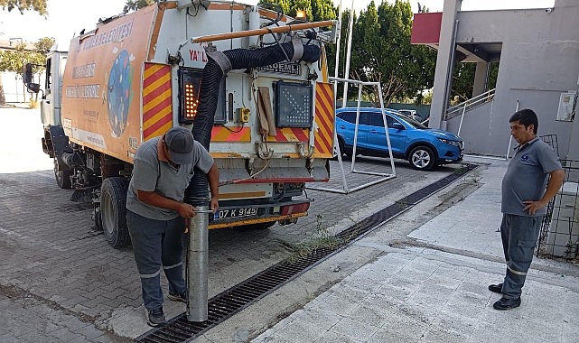 Kemer'de okul bahçelerinde yeni eğitim yılı öncesi temizlik çalışması