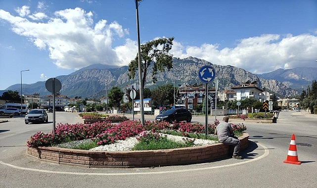 Kemer'de yeşil alanlarda bakım çalışmaları