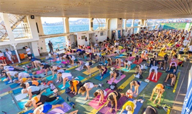 Körfez'in mavisinde 400 kişilik yoga buluşması