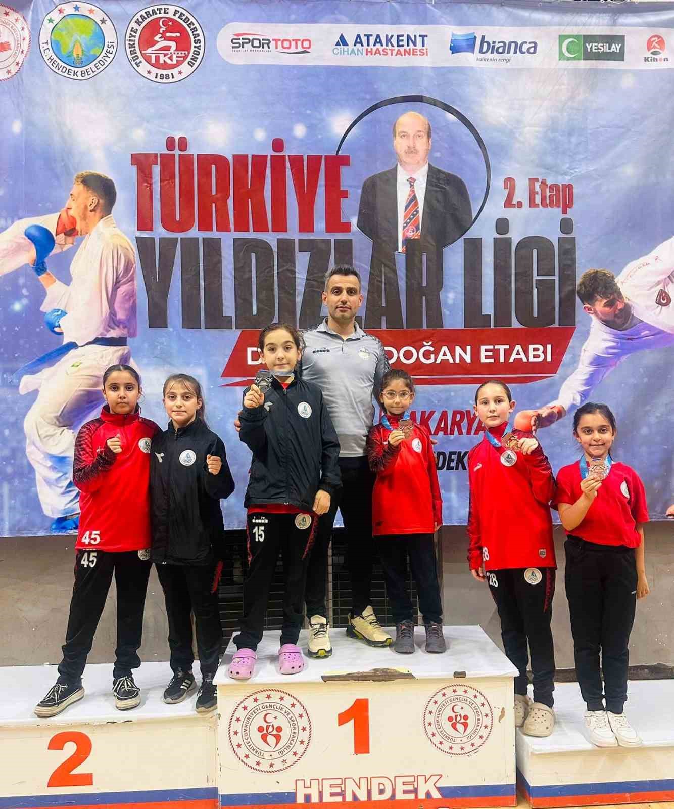 Körfezli karatecilere Sakarya’da 13 madalya