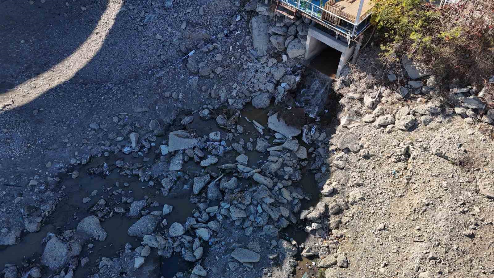 Kuraklık nedeniyle Seyhan Nehri’ne su verilmeyince atık su gerçeği ortaya çıktı