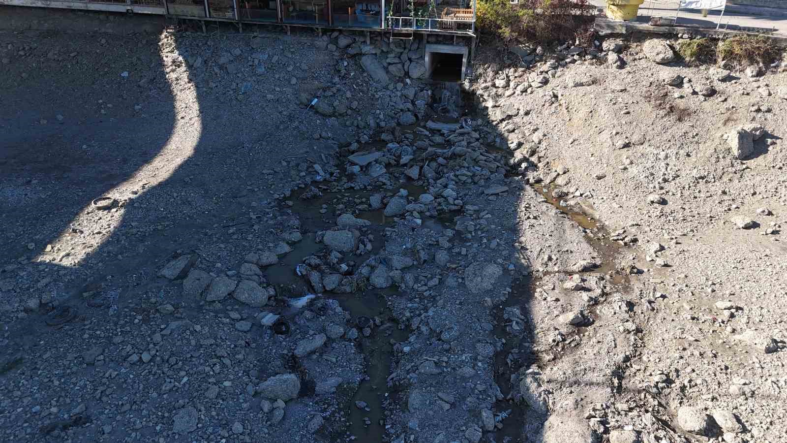 Kuraklık nedeniyle Seyhan Nehri’ne su verilmeyince atık su gerçeği ortaya çıktı