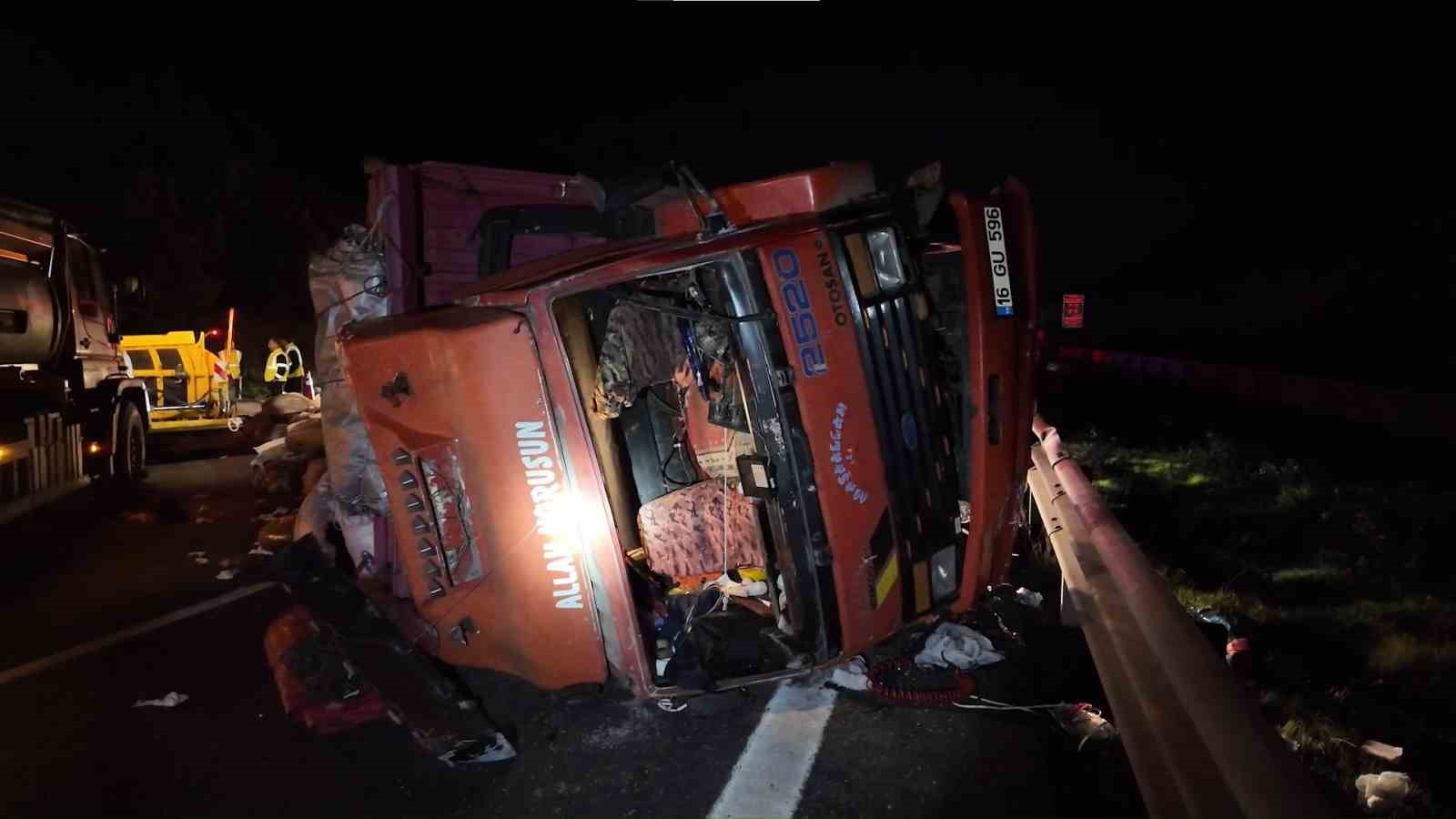 Kuzey Marmara Otoyolu’nda  kamyonet devrildi: 2 yaralı