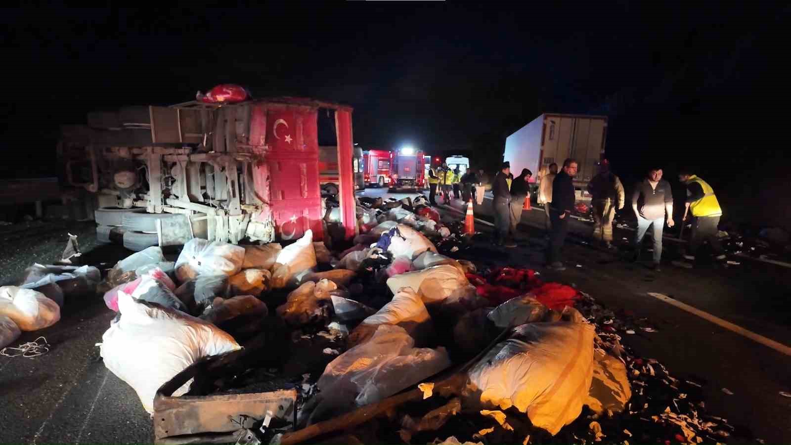 Kuzey Marmara Otoyolu’nda  kamyonet devrildi: 2 yaralı