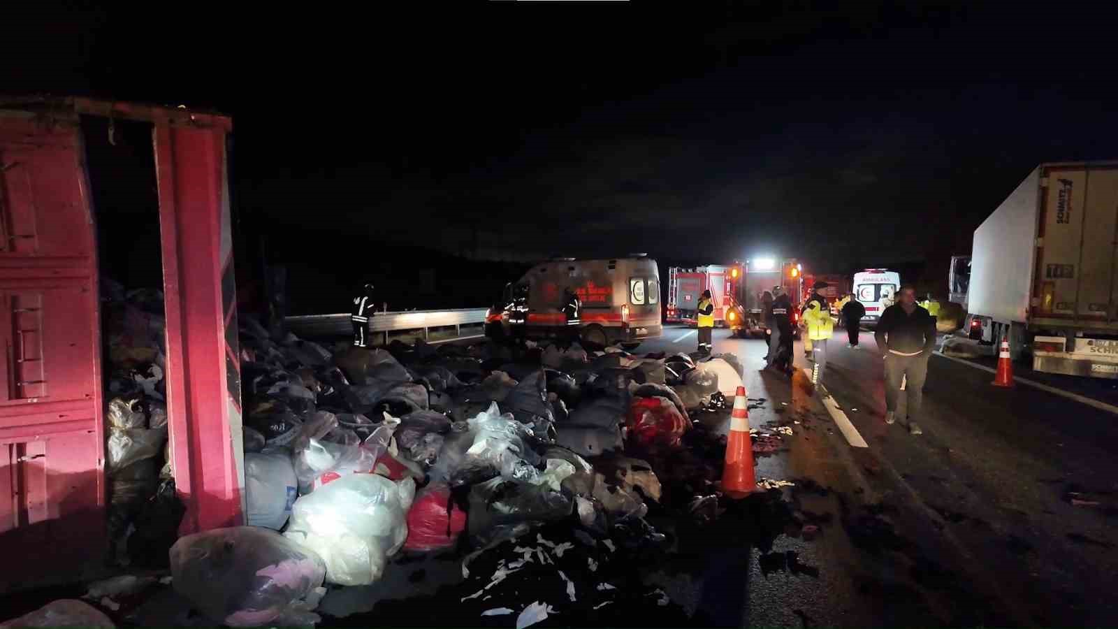 Kuzey Marmara Otoyolu’nda  kamyonet devrildi: 2 yaralı