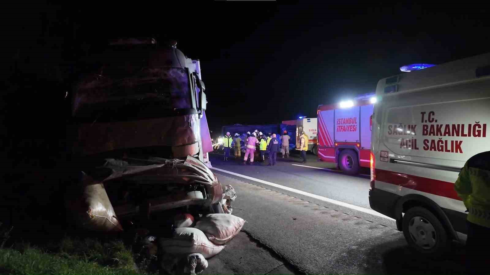 Kuzey Marmara Otoyolu’nda  kamyonet devrildi: 2 yaralı