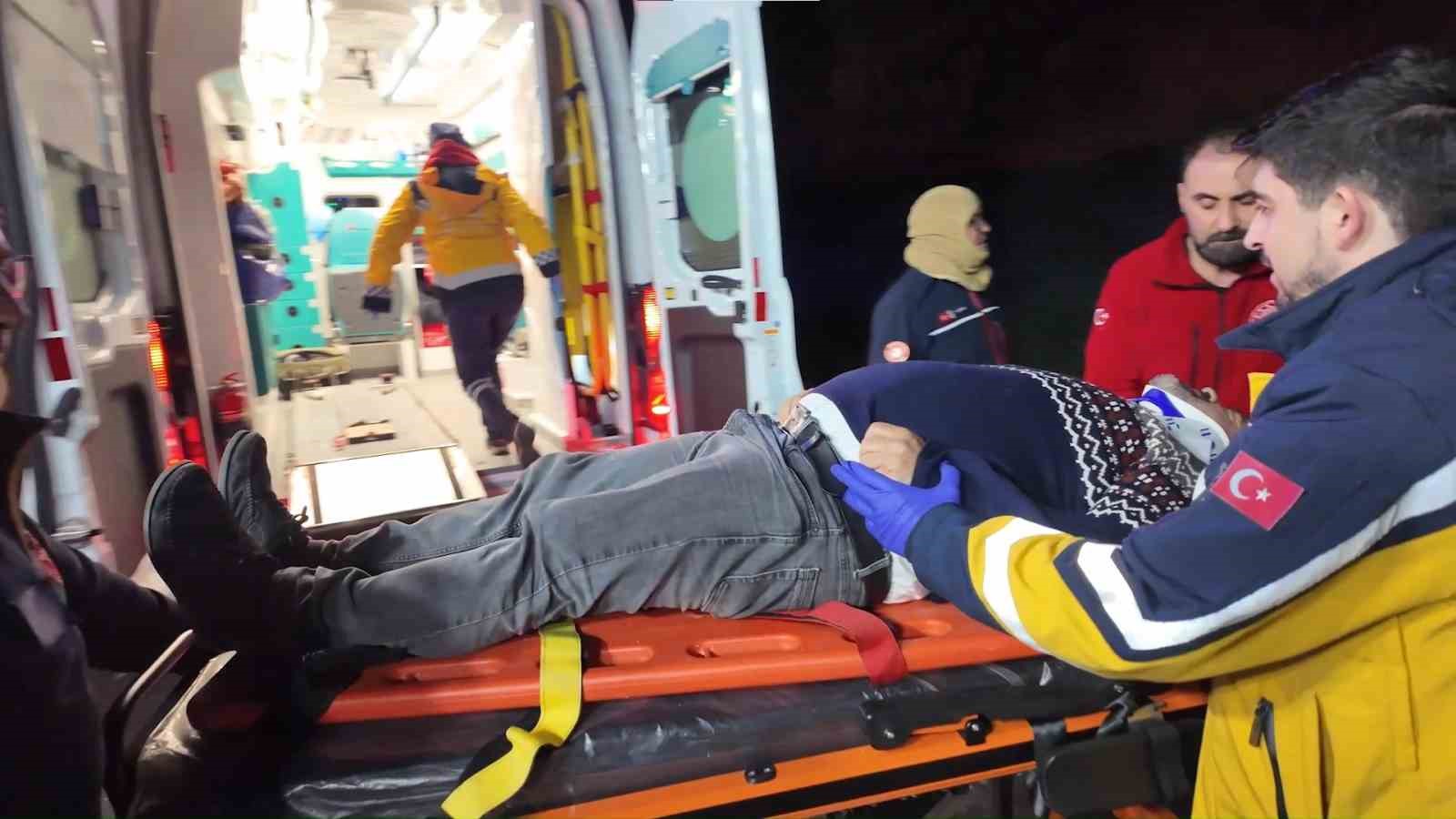 Kuzey Marmara Otoyolu’nda  kamyonet devrildi: 2 yaralı