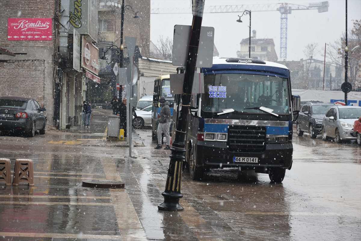 Malatya'da karla karışık yağmur etkili oldu