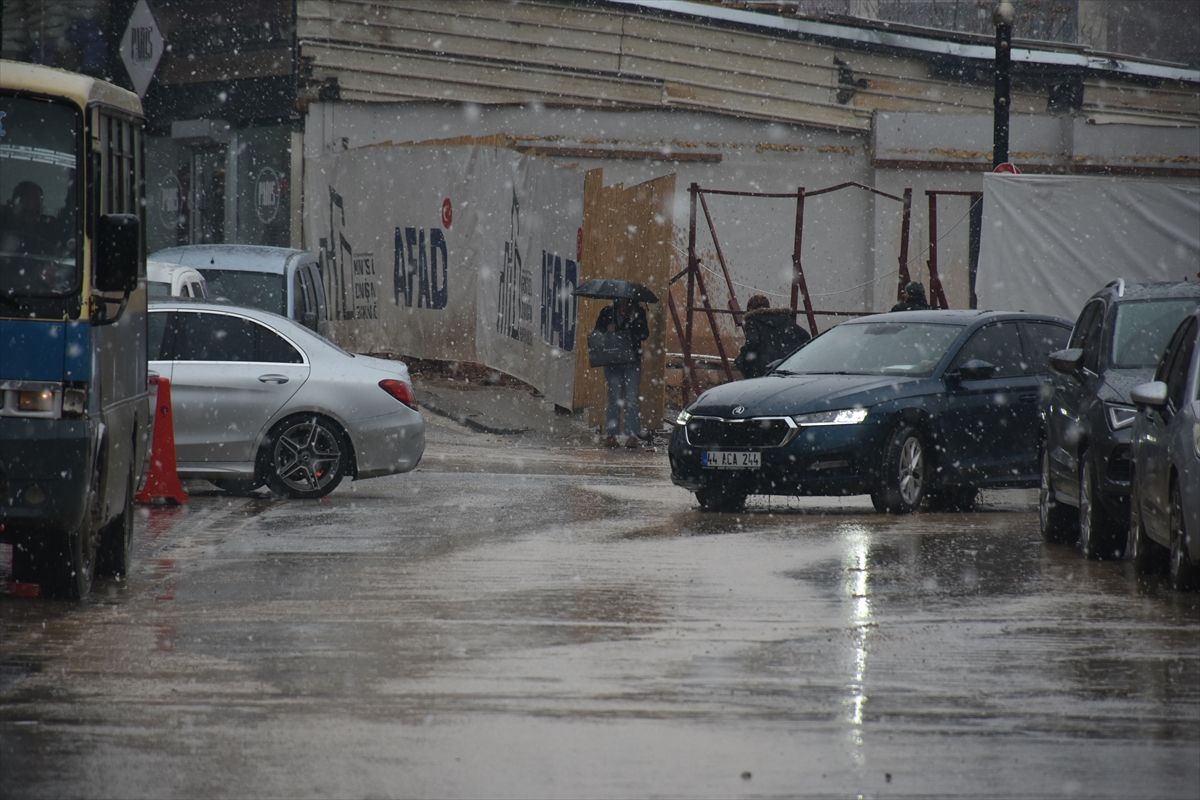 Malatya'da karla karışık yağmur etkili oldu