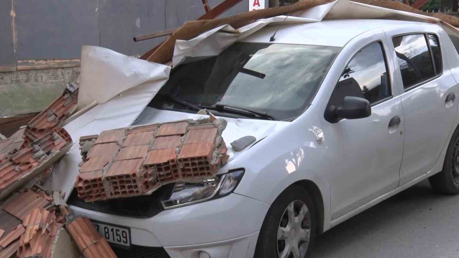 Maltepe’de inşaatın istinat duvarı arabanın üzerine yıkıldı