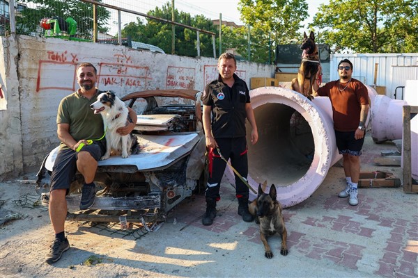 Maltepe'de köpekli arama kurtarma eğitimleri sürüyor