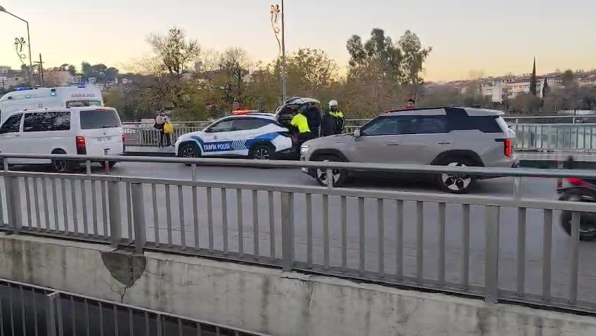 Manavgat Köprüsü’nde devrilerek otomobile çarpan motosikletli yaralandı