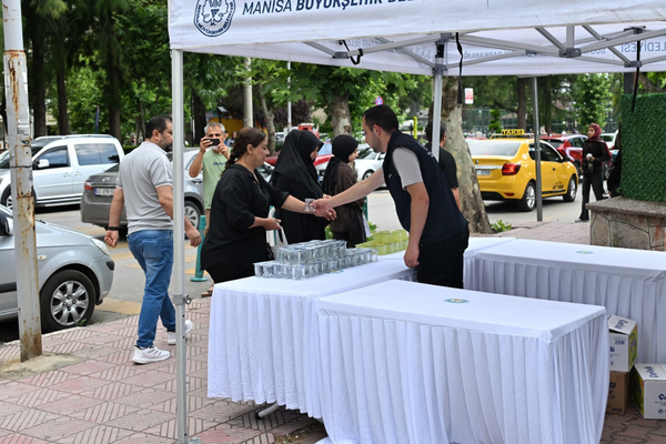 Manisa’da YKS merkezlerinde ikram yapıldı Manisa’da YKS merkezlerinde ikram yapıldı
