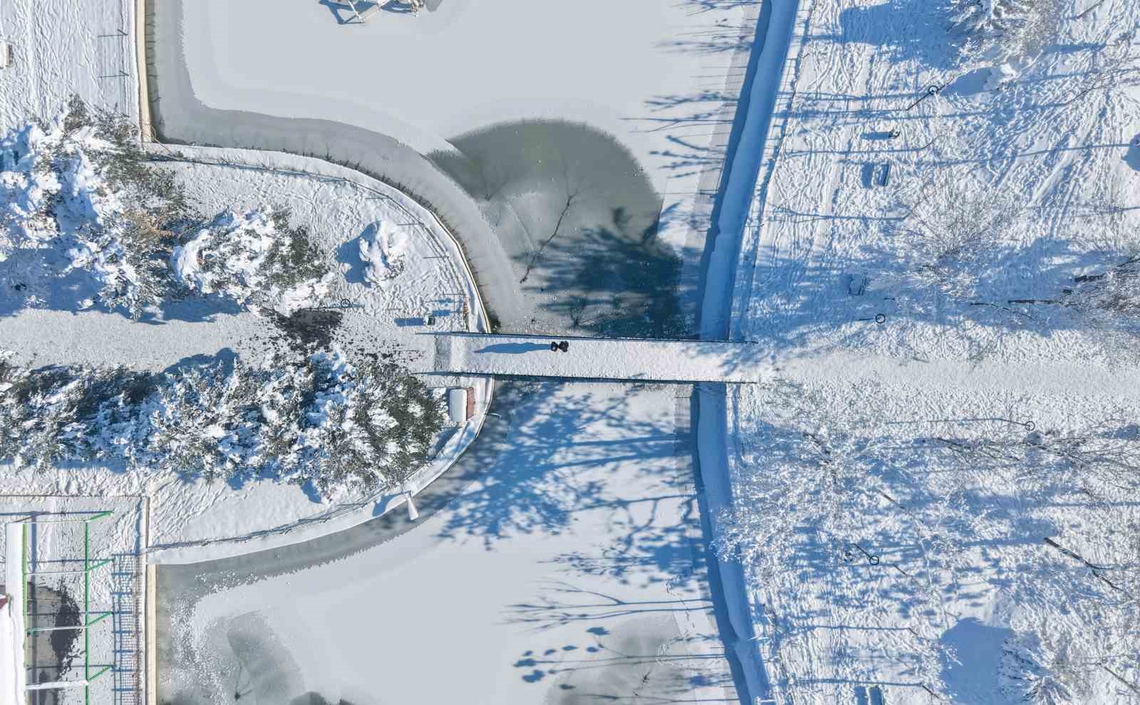 Muş’ta eksi 28 derece: Göletler dondu, çatılarda buz sarkıtları oluştu Muş’ta eksi 28 derece: Göletler dondu, çatılarda buz sarkıtları oluştu