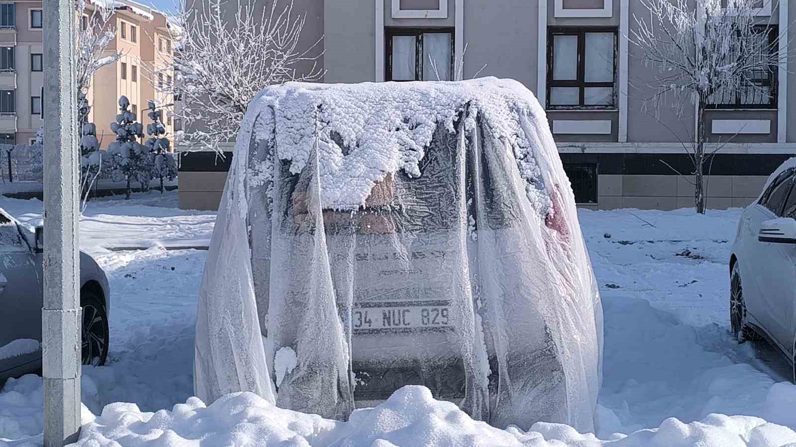 Muş’ta eksi 28 derece: Göletler dondu, çatılarda buz sarkıtları oluştu Muş’ta eksi 28 derece: Göletler dondu, çatılarda buz sarkıtları oluştu