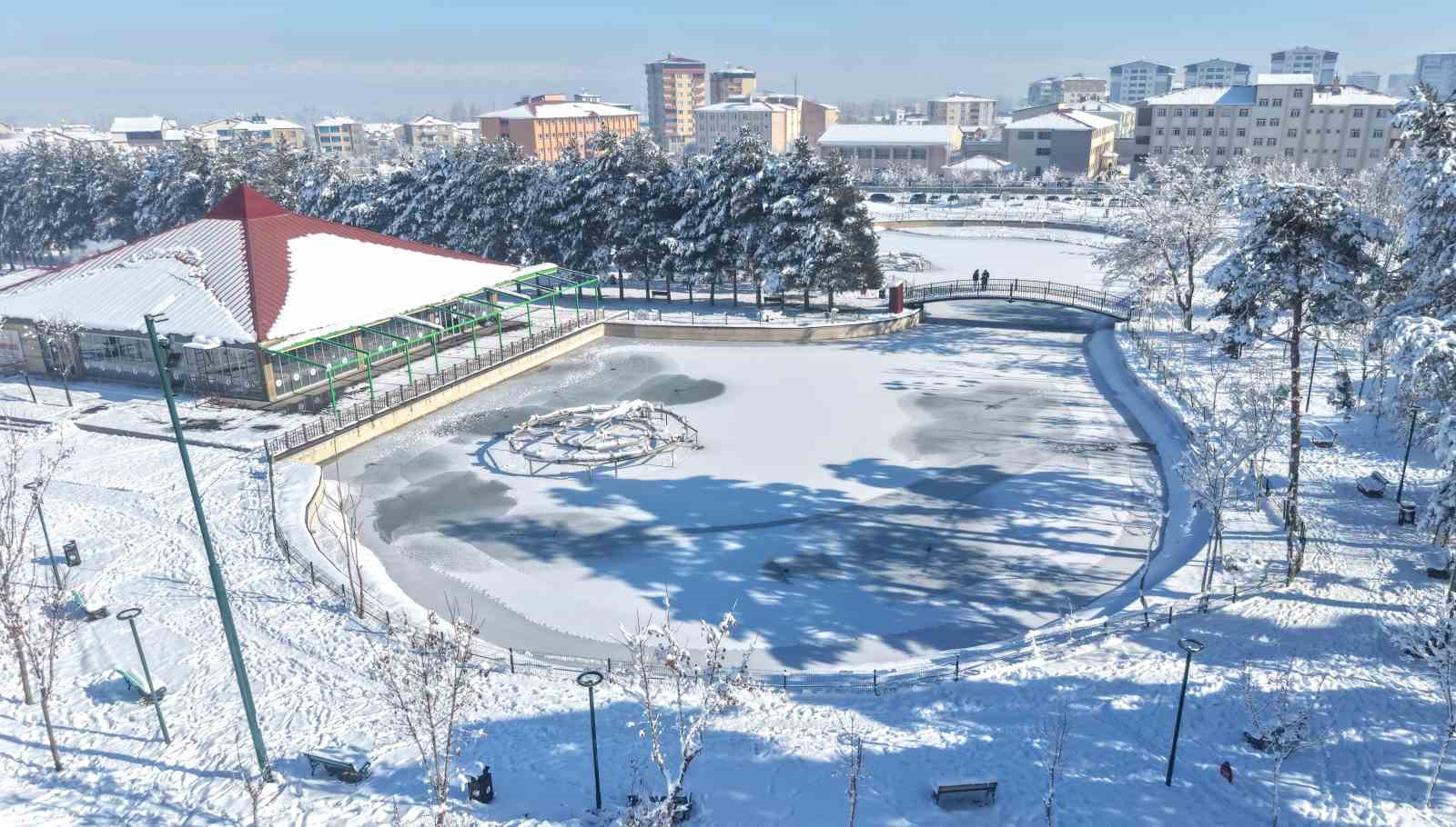 Muş’ta eksi 28 derece: Göletler dondu, çatılarda buz sarkıtları oluştu Muş’ta eksi 28 derece: Göletler dondu, çatılarda buz sarkıtları oluştu