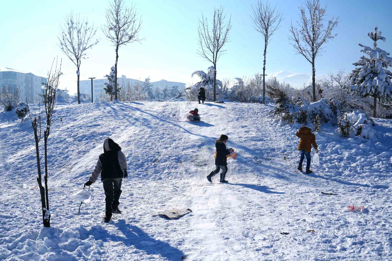 Muş’ta eksi 28 derece: Göletler dondu, çatılarda buz sarkıtları oluştu Muş’ta eksi 28 derece: Göletler dondu, çatılarda buz sarkıtları oluştu