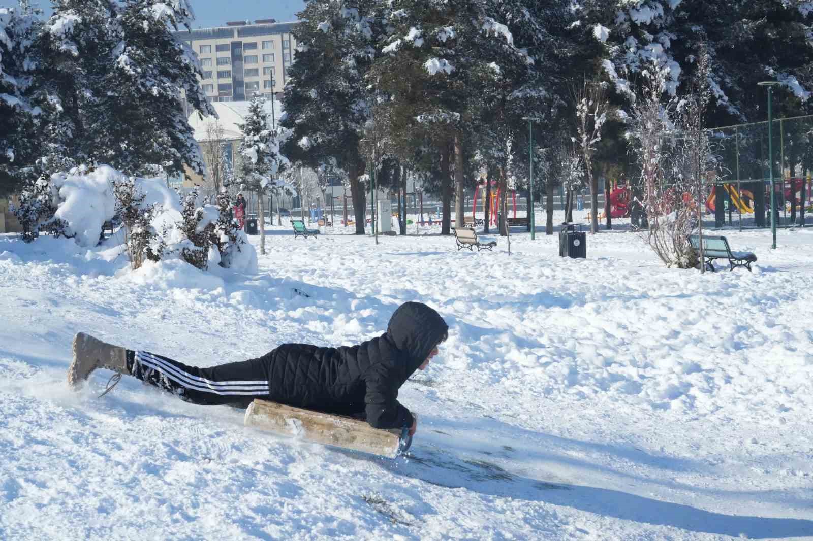 Muş’ta eksi 28 derece: Göletler dondu, çatılarda buz sarkıtları oluştu Muş’ta eksi 28 derece: Göletler dondu, çatılarda buz sarkıtları oluştu
