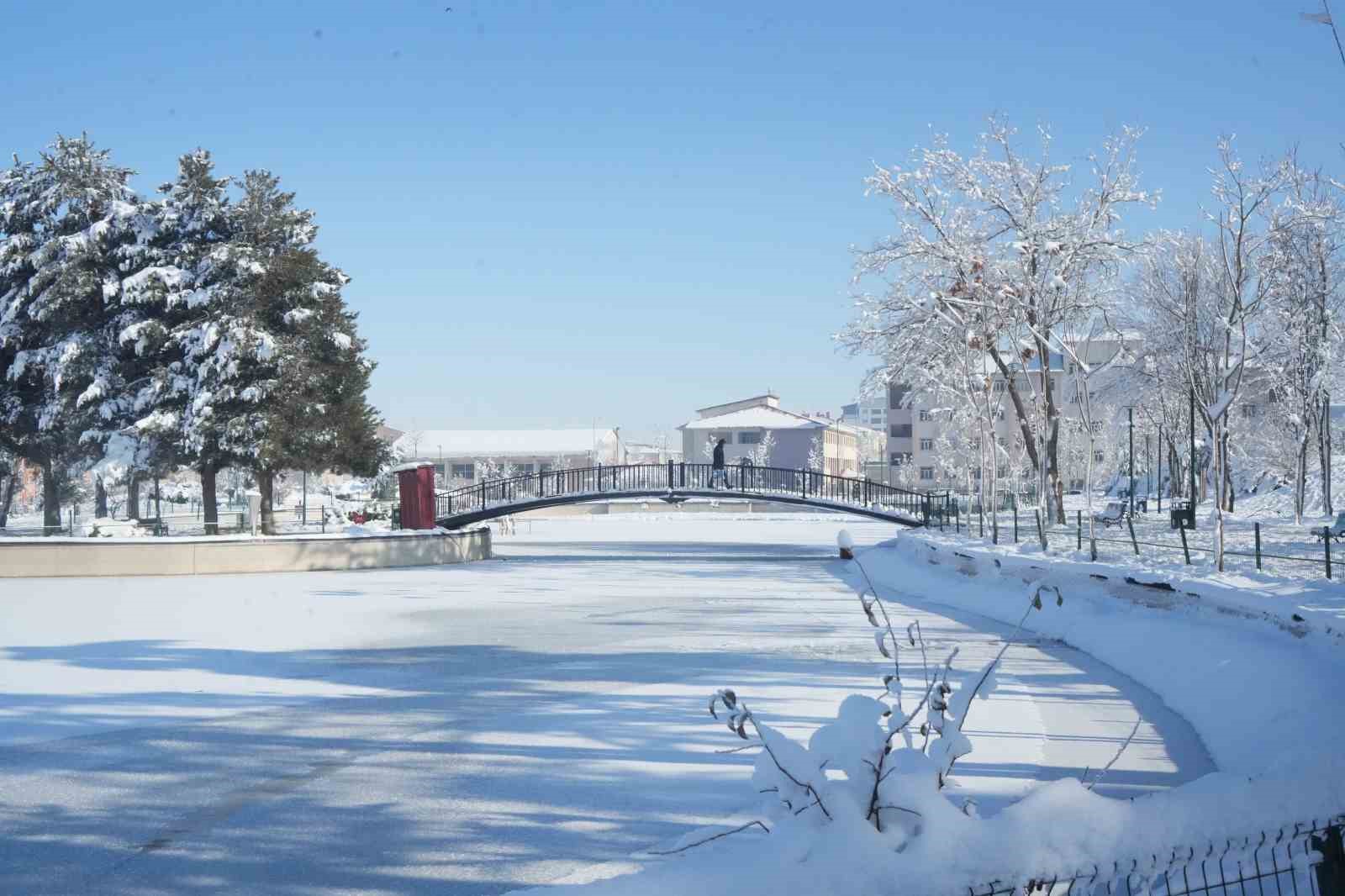 Muş’ta eksi 28 derece: Göletler dondu, çatılarda buz sarkıtları oluştu Muş’ta eksi 28 derece: Göletler dondu, çatılarda buz sarkıtları oluştu