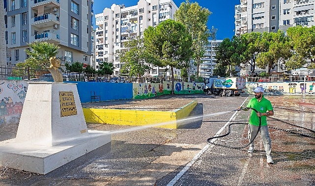 Narlıdere Belediyesi'nden okul bahçelerinde temizlik çalışması
