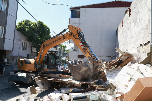 Osmangazi'de ruhsatsız depo yıkıldı Osmangazi'de ruhsatsız depo yıkıldı