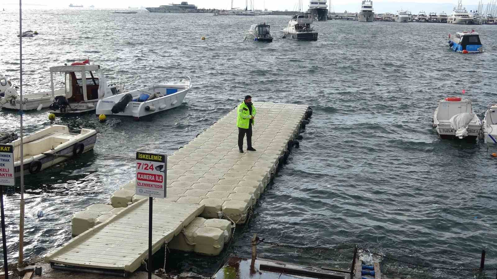Pendik’te vicdanları sızlatan olay: Kediye tekme atıp denize fırlattı