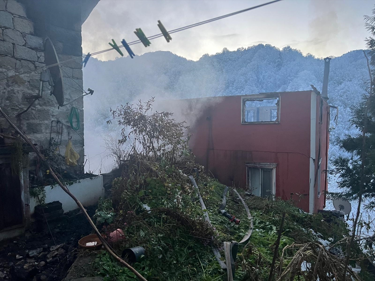 Rize'de çıkan yangında 2 ev kullanılamaz hale geldi
