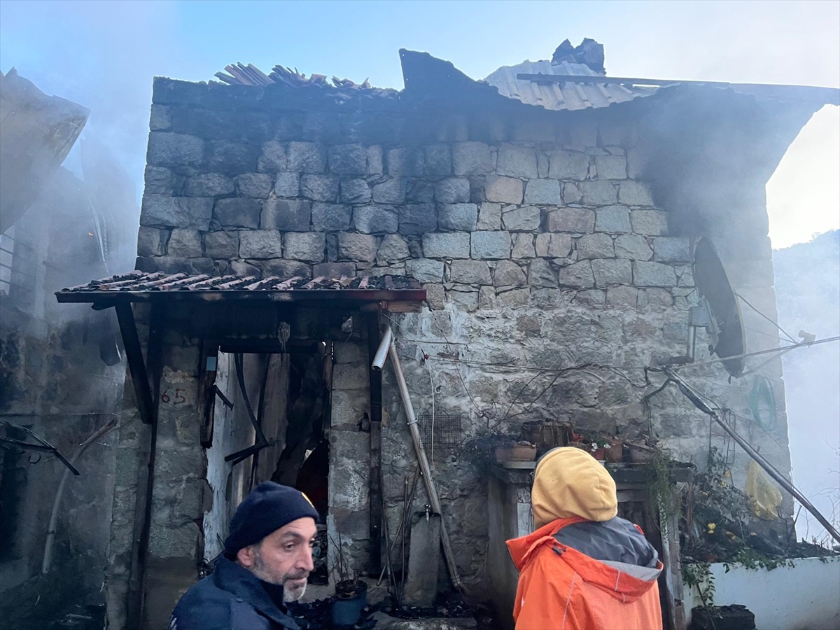 Rize'de çıkan yangında 2 ev kullanılamaz hale geldi