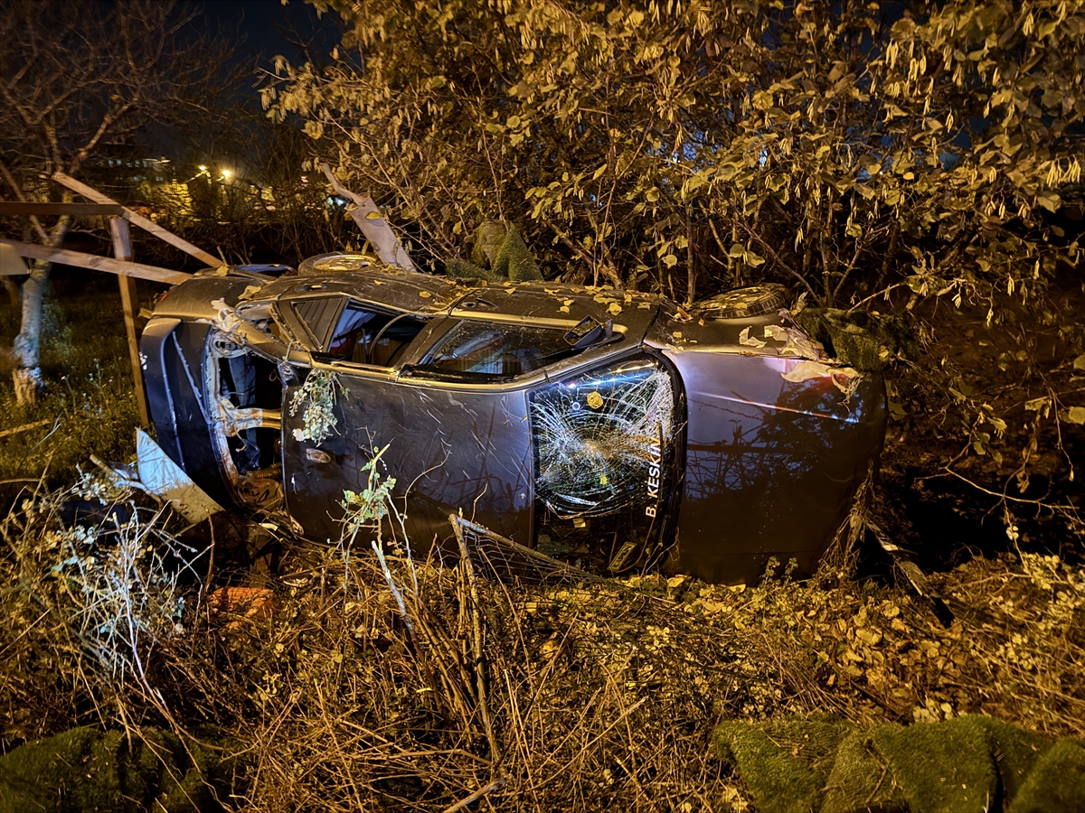 Sakarya’da hafif ticari araç ile otomobilin çarpıştığı kazada 4 kişi yaralandı