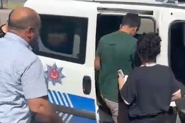 Siirt’te 25 öğrenci polis ekiplerince YKS sınav merkezlerine ulaştırıldı Siirt’te 25 öğrenci polis ekiplerince YKS sınav merkezlerine ulaştırıldı