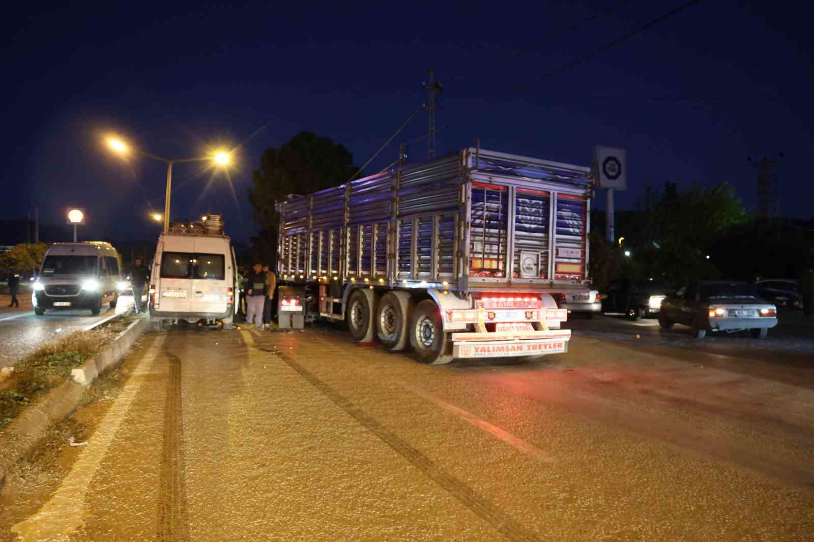 Tır işçi minibüsüne çarptı: 2 yaralı