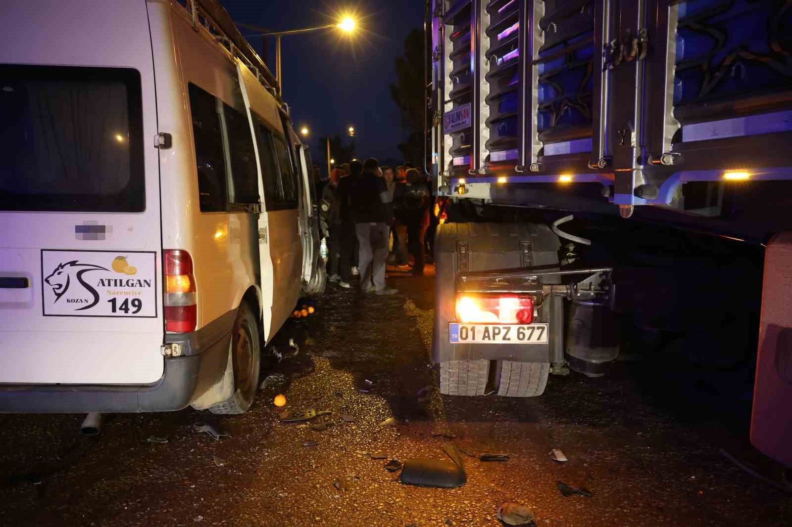 Tır işçi minibüsüne çarptı: 2 yaralı