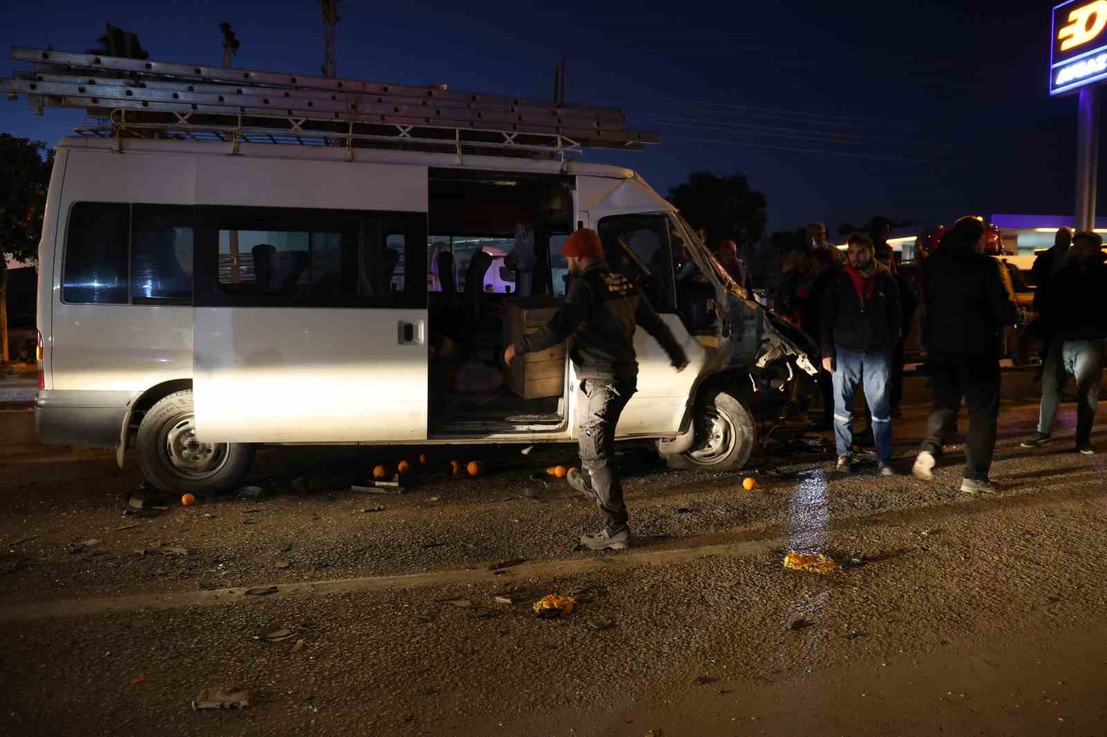 Tır işçi minibüsüne çarptı: 2 yaralı