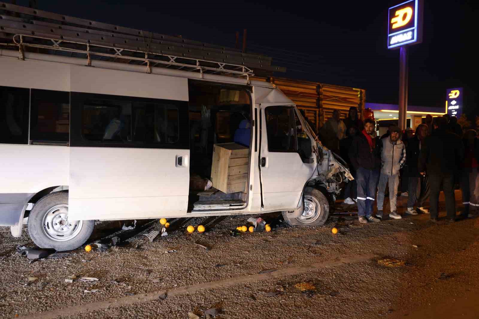 Tır işçi minibüsüne çarptı: 2 yaralı