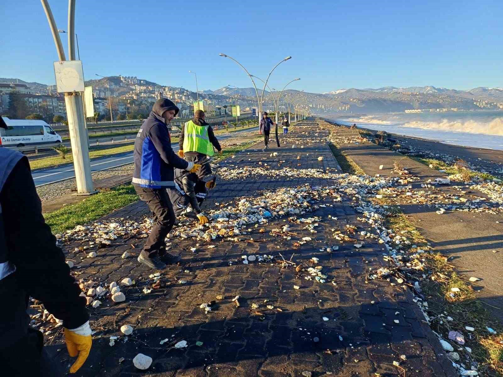 Trabzon’da fırtınada dalgaların sahile getirdiği atıklar temizleniyor