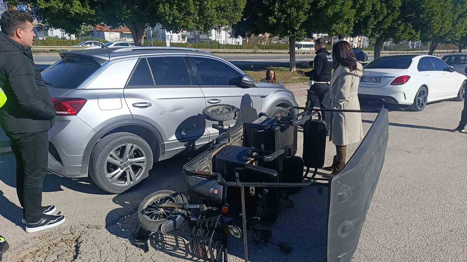 Üç tekerlekli motorlu bisiklet Otomobille çarpıştı: 1 yaralı