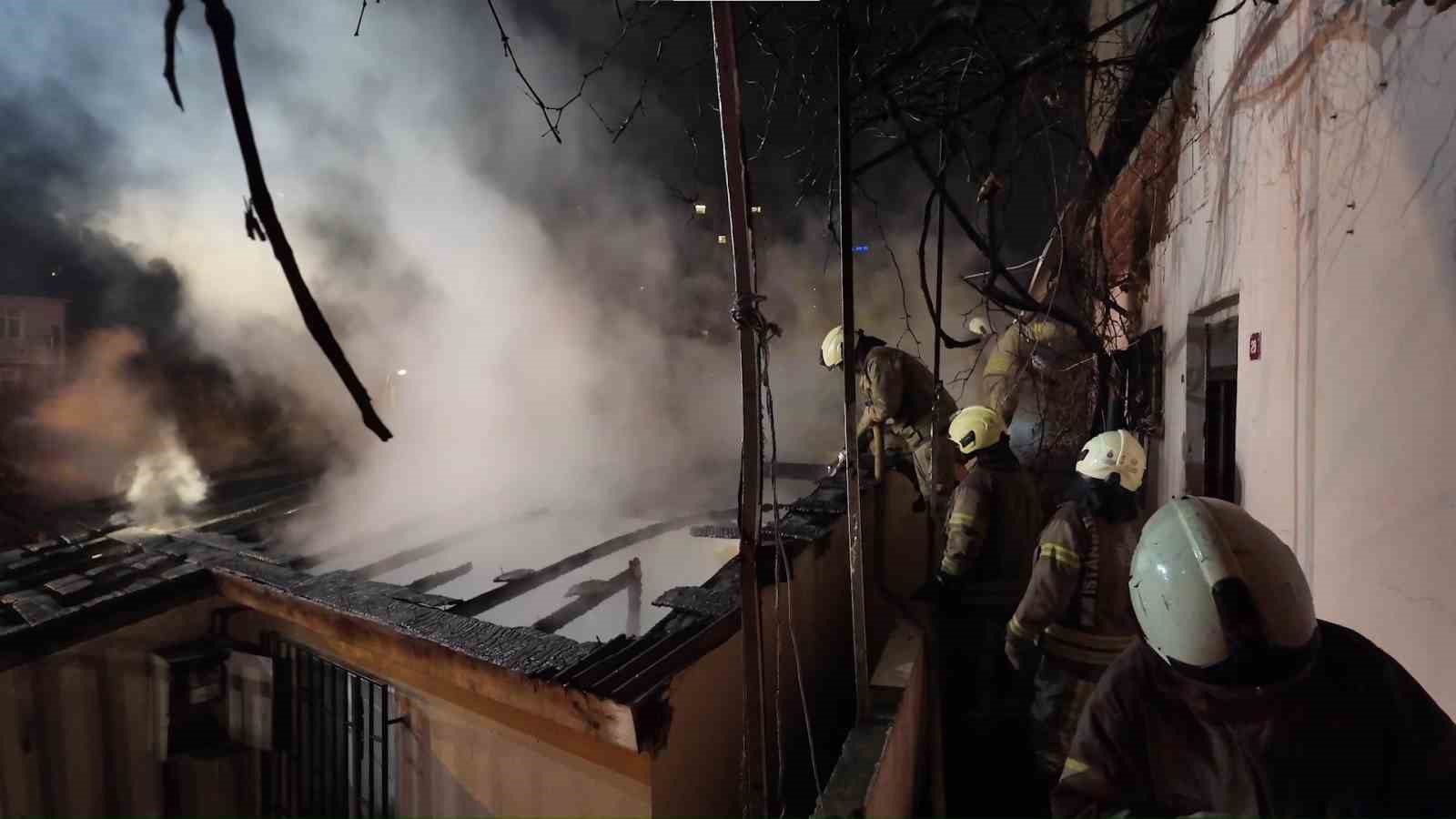 Ümraniye’de gecekondu yangını: Ev kullanılamaz hale geldi