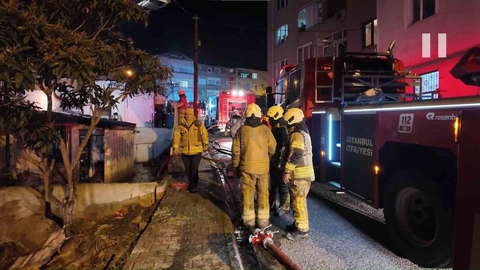 Ümraniye’de gecekondu yangını: Ev kullanılamaz hale geldi