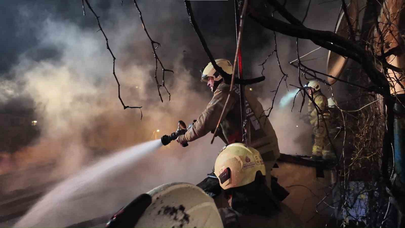 Ümraniye’de gecekondu yangını: Ev kullanılamaz hale geldi