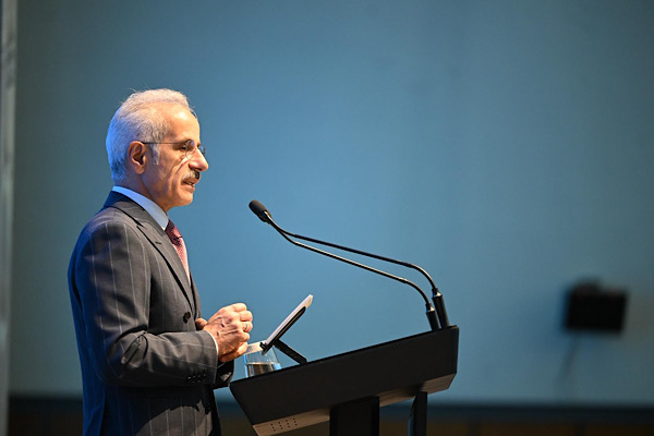Uraloğlu: Hakkari'nin ulaşım ağını güçlendirmek için dev yatırımları hayata geçirdik