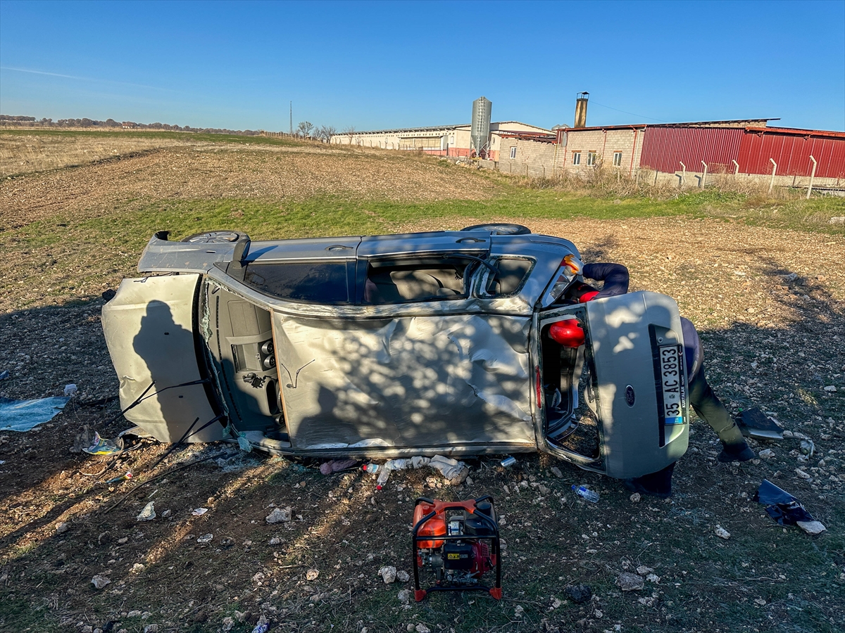 Uşak'ta devrilen otomobilde aynı aileden 5 kişi yaralandı