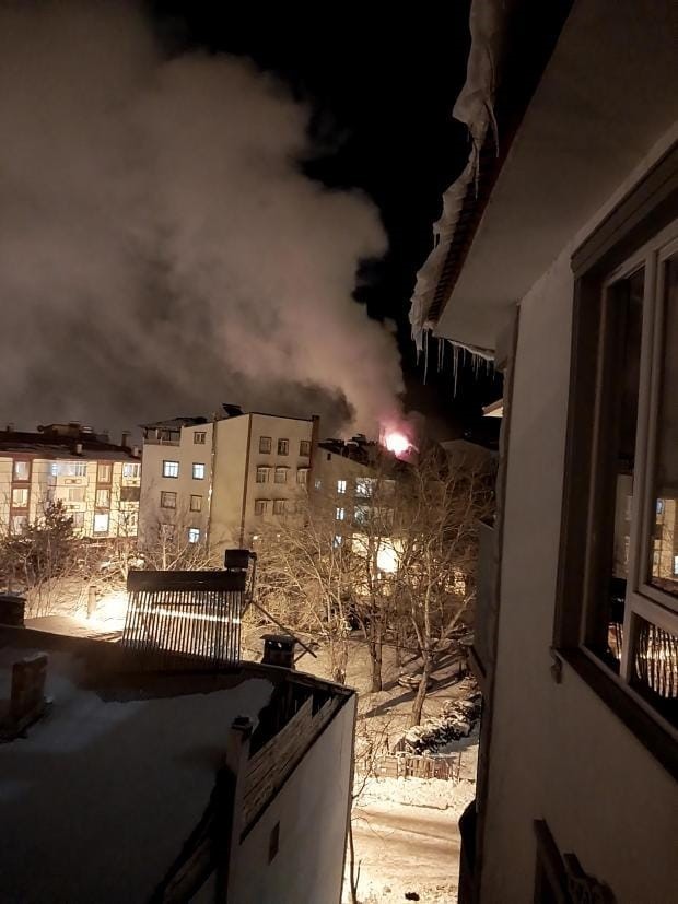 Uzundere’de çatı katı yangını korkuttu